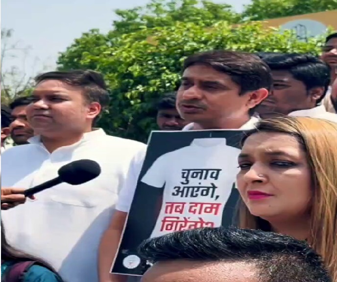یوتھ کانگریس نے پٹرول، ڈیزل اور کو کنگ گیس کی قیمتوں میں اضافہ کے خلاف احتجاجی مظاہرہ کیا 