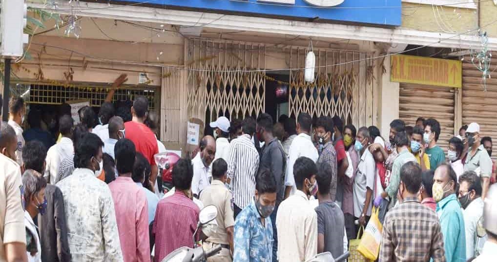 حیدرآباد میں نئے سال کے موقع پر شراب کی دکانات پر عوام کو ہجوم