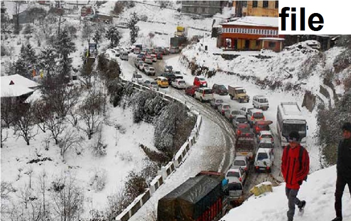 کشمیر میں ہلکی بارش کے ساتھ برفباری بھی، موسم نے بدلی کروٹ