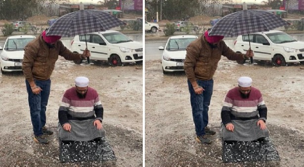 نمازی مسلمان بھائی کے لیے سکھ شخص بارش میں چھتری لیے کھڑا رہا