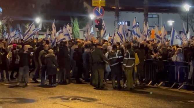اسرائیل میں نیتن یاہو کےخلاف احتجاج جاری،ہزاروں افرادنے سڑکوں پرآکر غم وغصہ کااظہارکیا