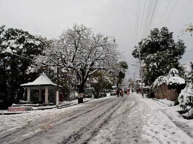 کشمیر میں برفانی تودے گرنے سے فوجی میجر سمیت 5 افراد ہلاک، دس اضلاع میں کنٹرول روم قائم