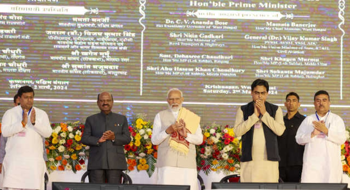 وزیر اعظم نریندر مودی نے بنگال کو 15000 کروڑ روپے کے ترقیاتی پروجیکٹوں کا تحفہ دیا