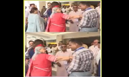 سیلفی لینے والے شخص کو جیابچن نے دیا دھکا 