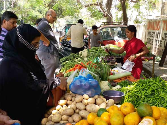 طوفان کا اثر۔حیدرآباد میں بارش،لاک ڈاون میں نرمی کے دوران ضروری اشیا کی خریداری پر اثر پڑا