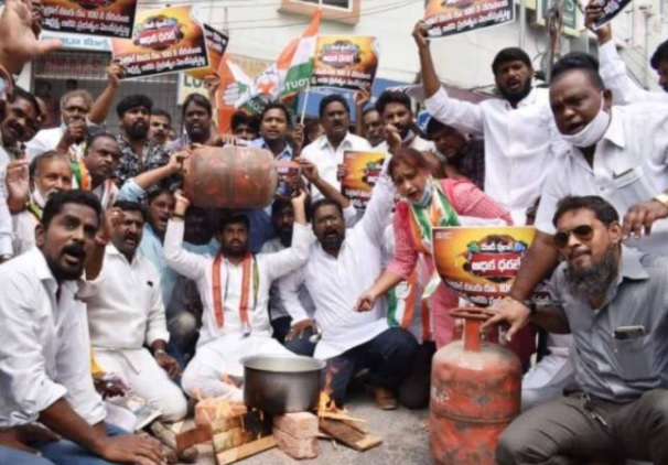ایل پی جی کی قیمتوں میں اضافے سے ناراض کانگریس کا احتجاج، حیدرآباد کی سڑک پر جلایا چولہا