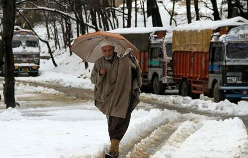 مسلسل بارش اور برفباری سے کشمیر میں عام زندگی متاثر