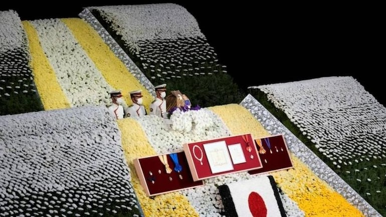 پھولوں اور توپوں کی سلامی کے ساتھ، جاپان نے شنزو ایبے کو الوداع کیا۔