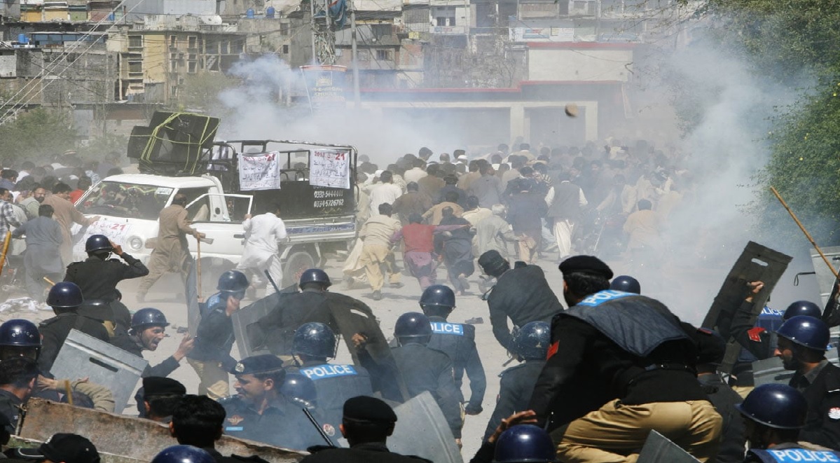 مظفرآباد میں بڑھتی ہوئی مہنگائی اور بجلی کی کٹوتیوں کے خلاف احتجاج پرتشدد ہو گیا