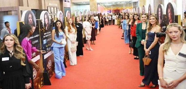 مس ورلڈ 2025 کی حسیناؤں نے کیا اے آئی جی ہاسپٹل کا دورہ