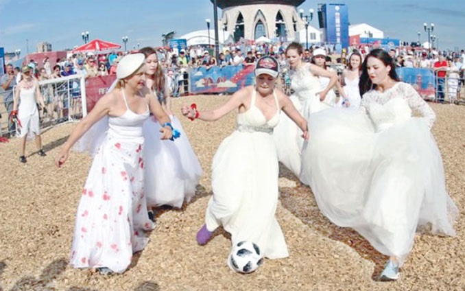 روس : شادی کی ڈریس میں فٹ بال کھیلتی نظر آئیں خواتین 