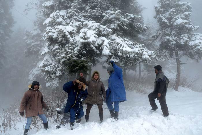 کشمیر شاہراہ دوسرے دن بھی بند ، بالائی علاقوں میں تازہ برف باری