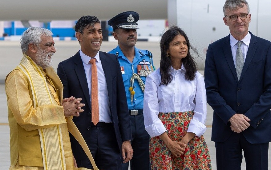برطانوی وزیراعظم رشی سنک جی 20 سربراہی اجلاس میں شرکت کے لیے نئی دہلی پہنچے 