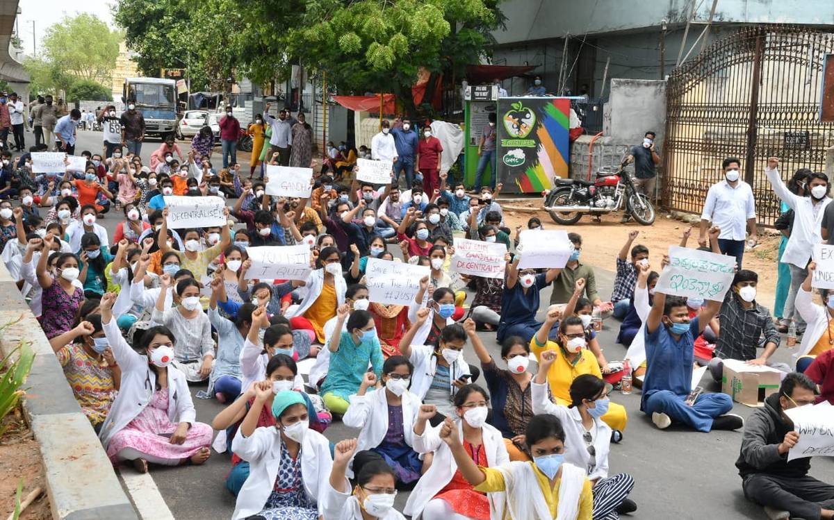 حیدرآباد کے گاندھی اسپتال میں کوورنا مریضوں کا علاج کرنے والے جونیر ڈاکٹرس کی ہڑتال جاری