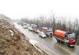 بارش کے باوجود کشمیر ہائی وے پر یک طرفہ ٹریفک جاری