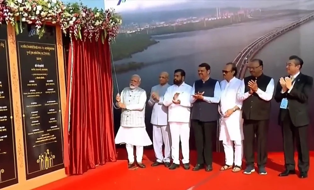 ممبئی اور نئی ممبئی کے درمیان 22 کلو میٹر طویل سمندری پل کا مودی نے افتتاح کیا