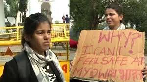 حیدرآباد واقعہ کیخلاف پارلیمنٹ بلڈنگ کے قریب تنہا خاموش احتجاج۔لڑکی زیرحراست