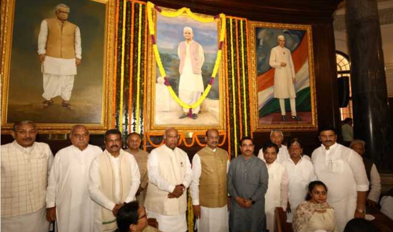 مرکزی وزراء، راجیہ سبھا میں اپوزیشن لیڈر اراکین پارلیمنٹ اور دیگر معززین نے مہاتما گاندھی اور لال بہادر شاستری کو خراج عقیدت پیش کیا